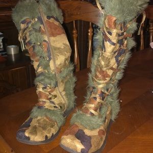 Camouflage boots 8.5 only wore once